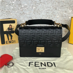 FENDI 펜디 KAN U 숄더백 25CM F5828 신상