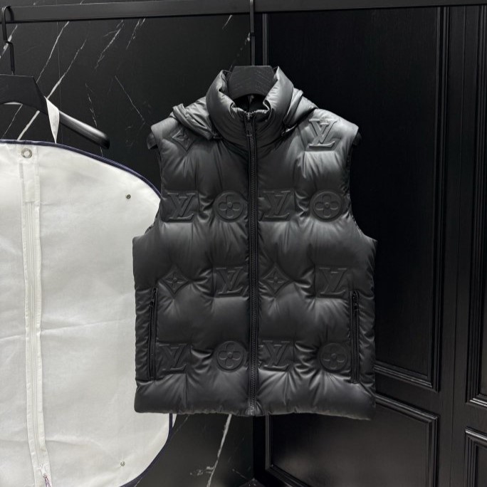 LOUIS VUITTON 루이비통 엠보 다운 베스트