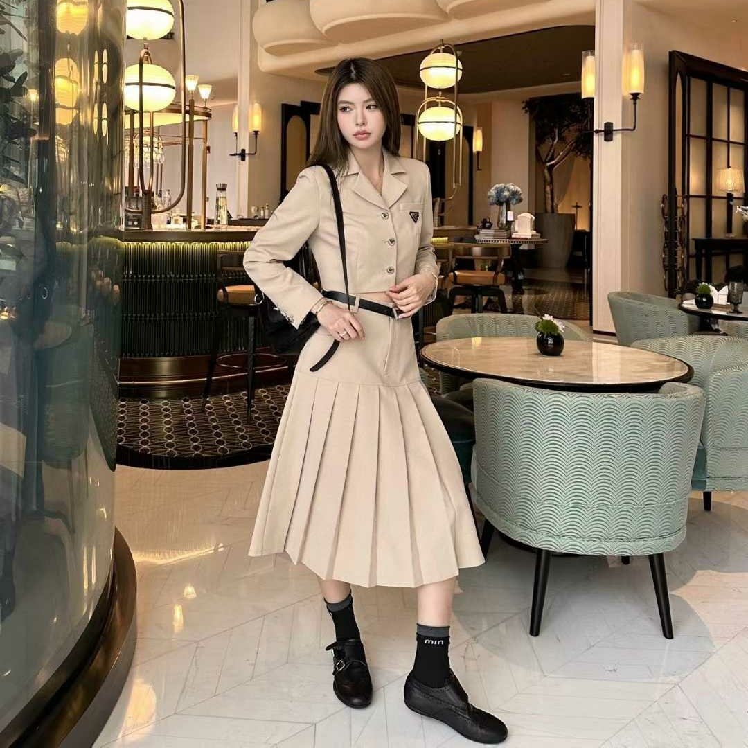 PRADA 프라다 숏 블레이저 & 플리츠 스커트 셋업