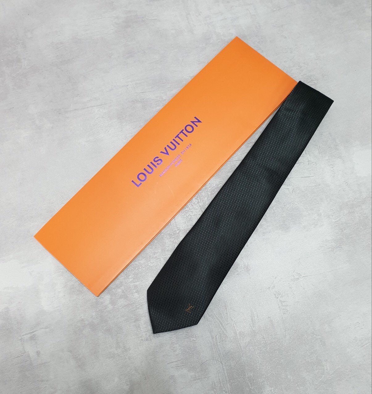 LOUIS VUITTON 루이비통 펀칭 자수 넥타이